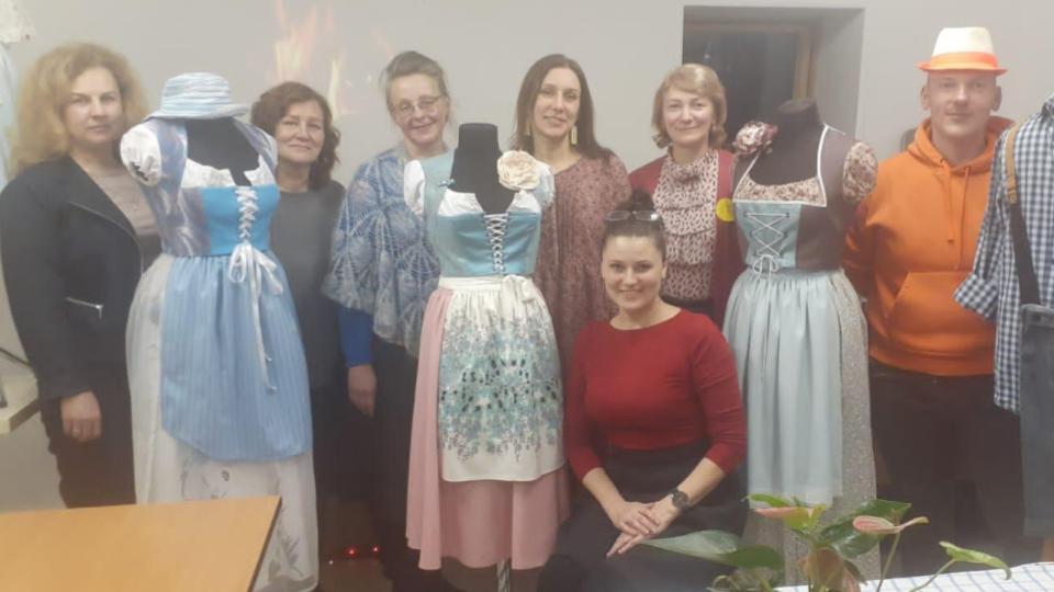 Яна Гергерт с участниками мастер-класса из Центра немецкой культуры в своей студии кройки и шитья (г. Челябинск, 2022 г.)