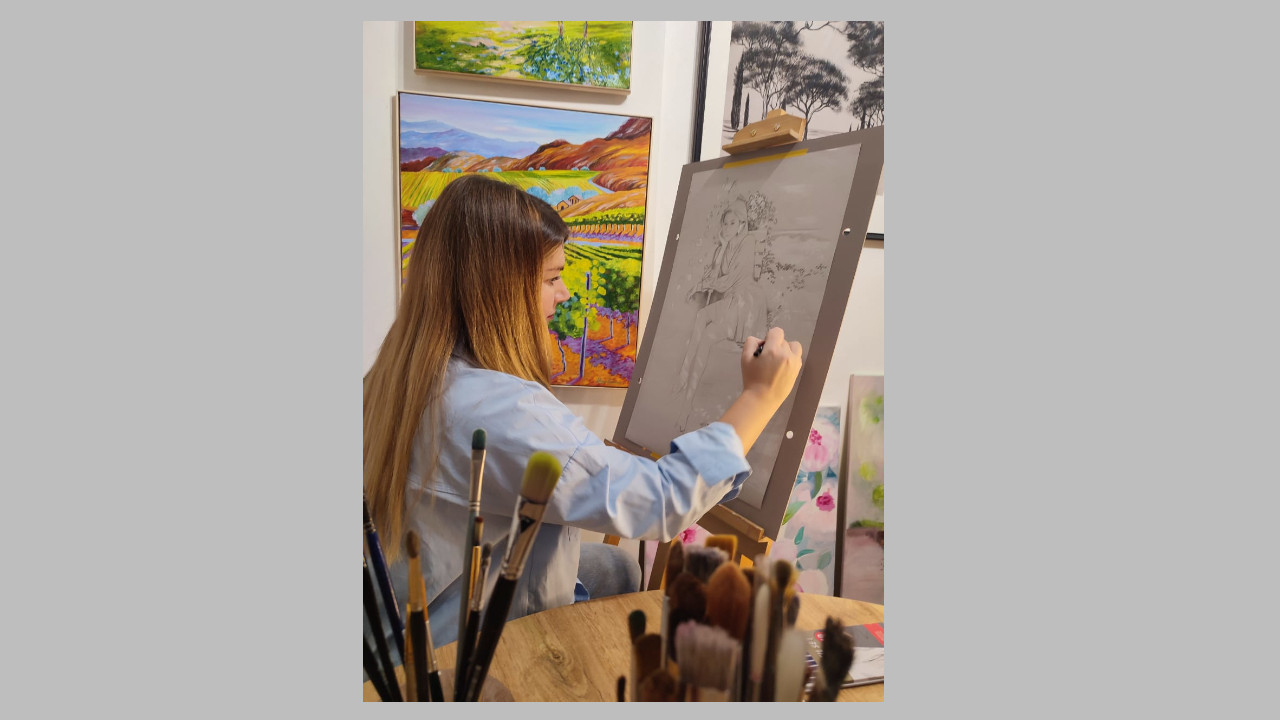 Лилия Фольмер за работой в своей мастерской