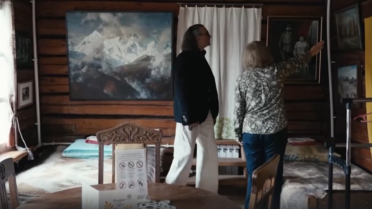 Лилия Славинская, арт-директор Дома творчества «Романово на Волге», дочь Лилии Петровны Славинской, показывает посетителю дом