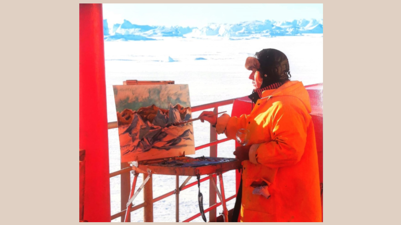 Лилия Славинская за работой на научно-исследовательском судне «Академик Фёдоров», Антарктика, 2018 г.