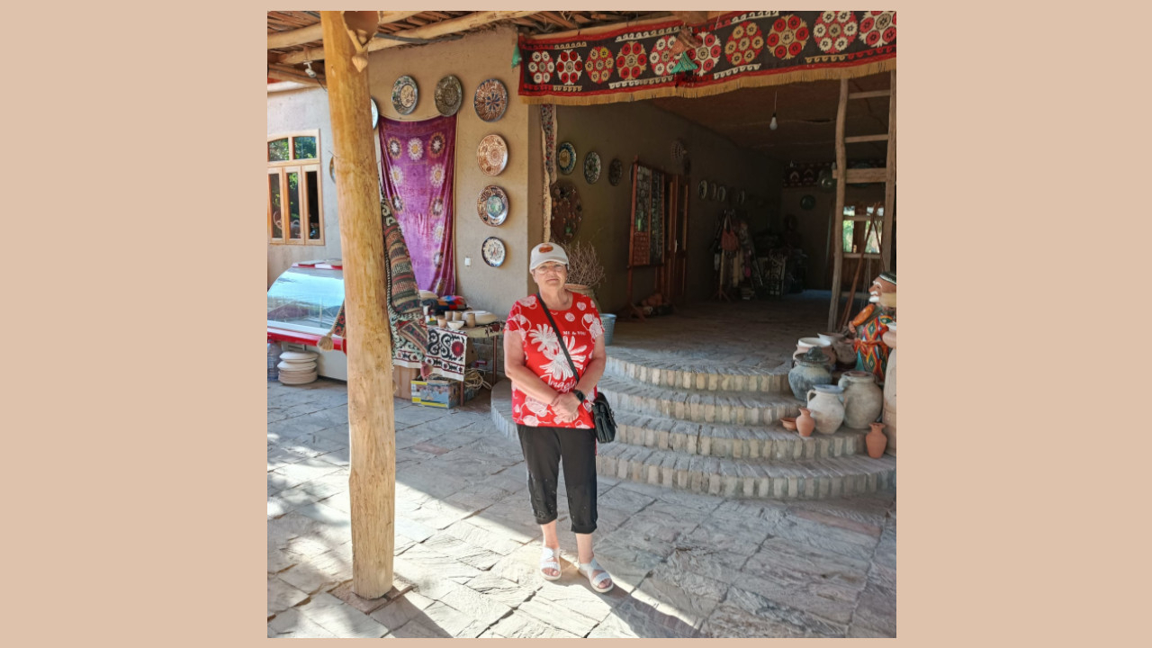 Екатерина Шмидт знакомится с гончарным ремеслом в Узбекистане