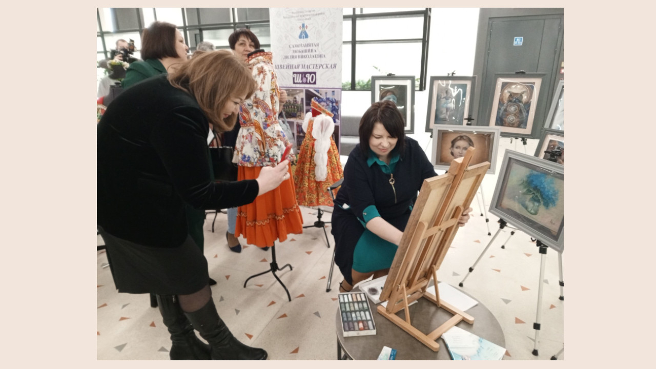Елена Курносова представляет свои работы и проводит мастер-класс в рамках Выставки изделий и продукции предпринимателей и самозанятых Татарстана, 2025 г. 