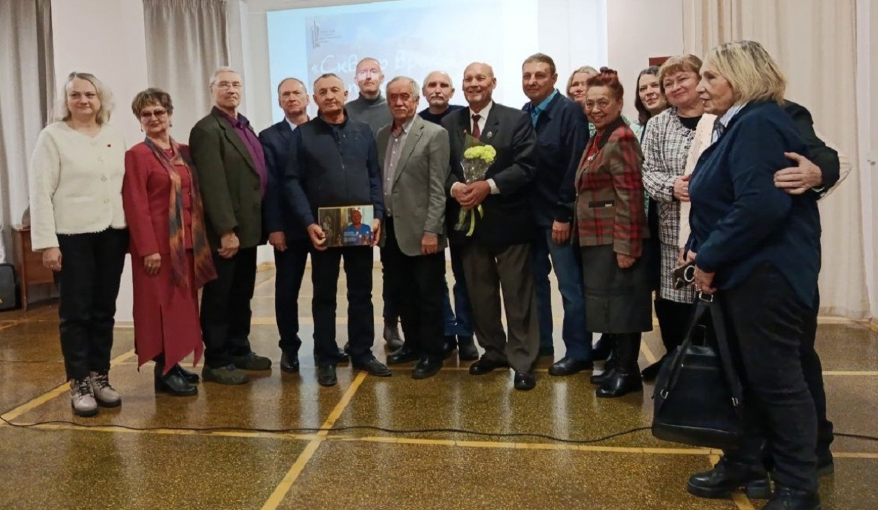 Юрий Гинтнер (в центре с цветами) с гостями на открытии выставки «Сквозь время и пространство»