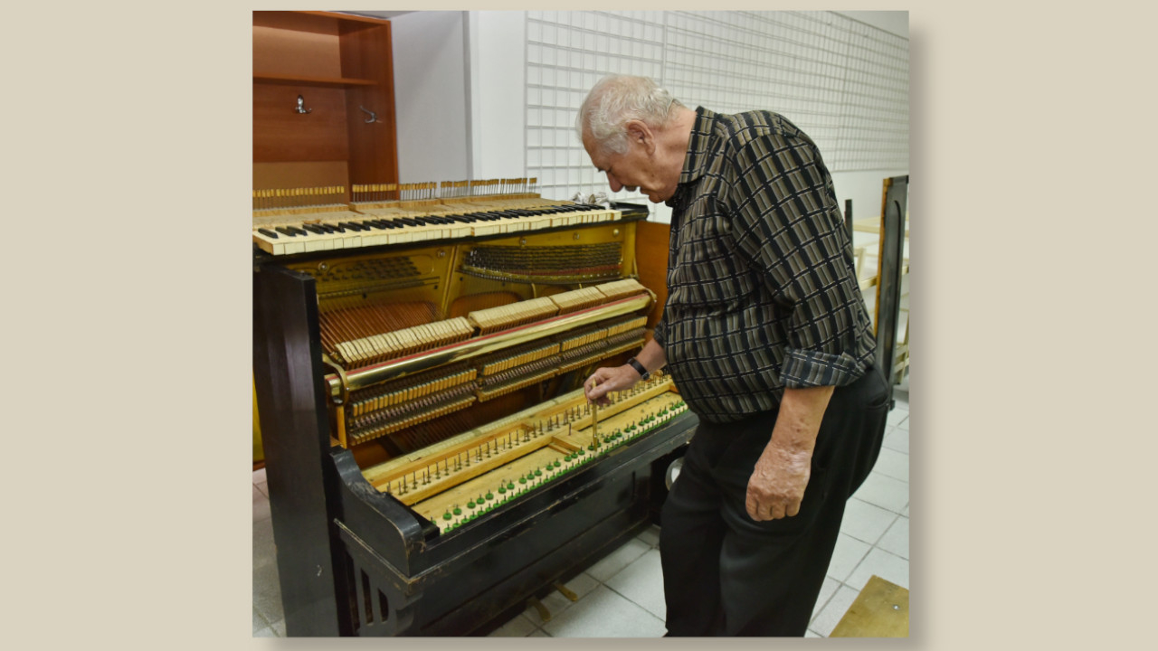 Александр Герман настраивает пианино «Schiller» 1911 года / Из архива галереи «Колесо истории», предоставил Яков Гринемаер