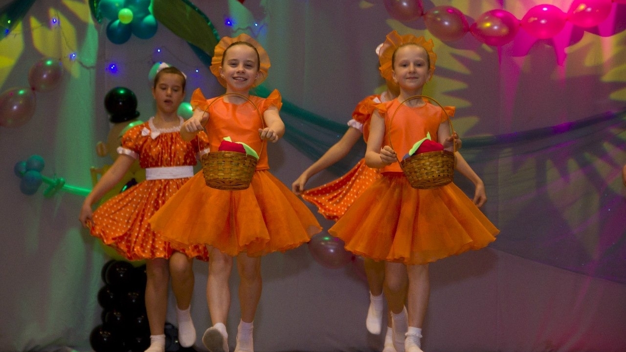 Танец полька «Ягода малина», исполняет младшая группа Коллектива эстрадного немецкого танца «Темпо» (2010 год, ПГТ Бачатский Кемеровская область)  