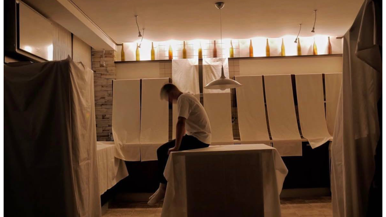 «Я хочу рассказывать истории и быть в них честным»: интервью с актером МХТ имени Чехова Александром Поршиным